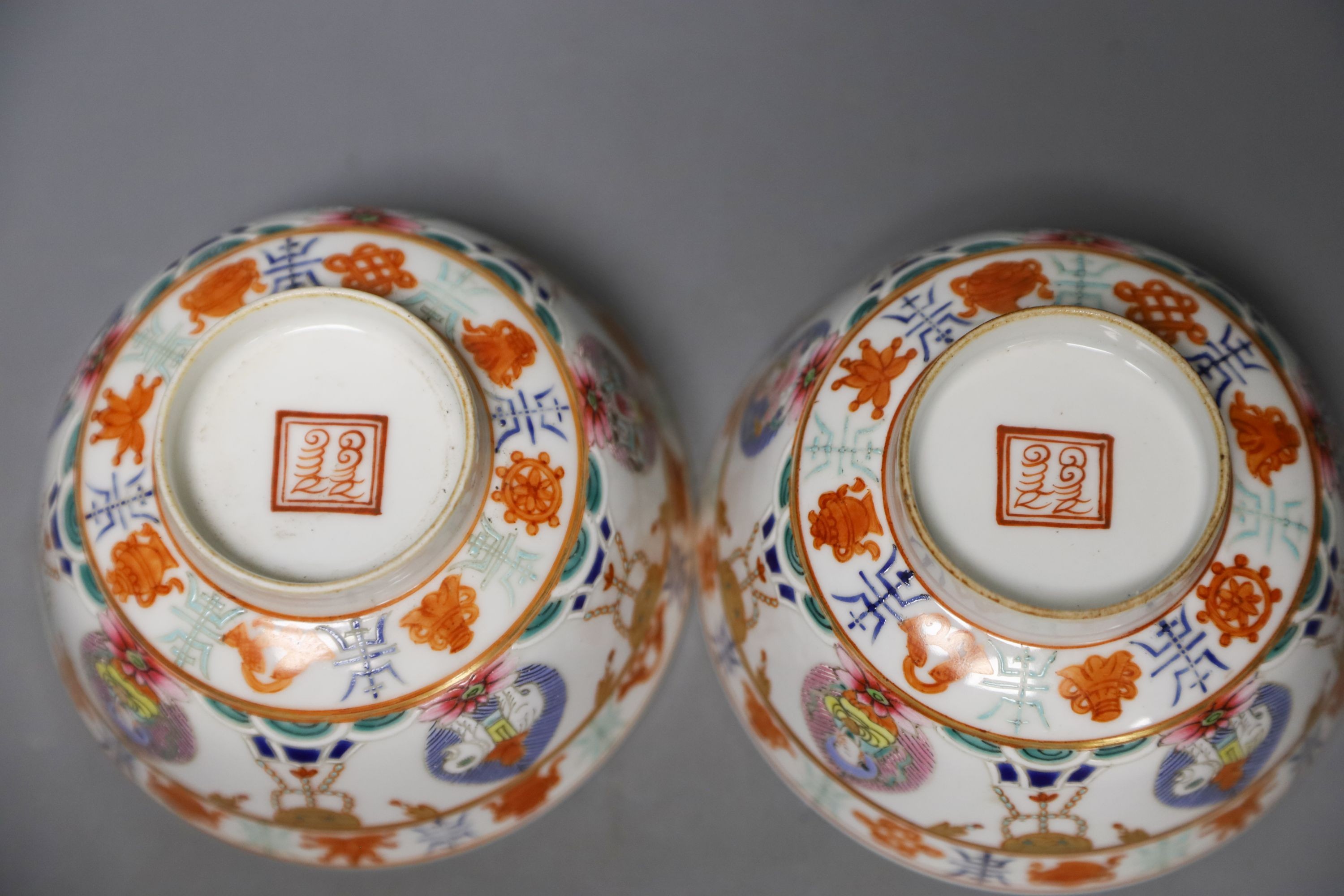 A pair of Chinese famille rose bowls, 12cm